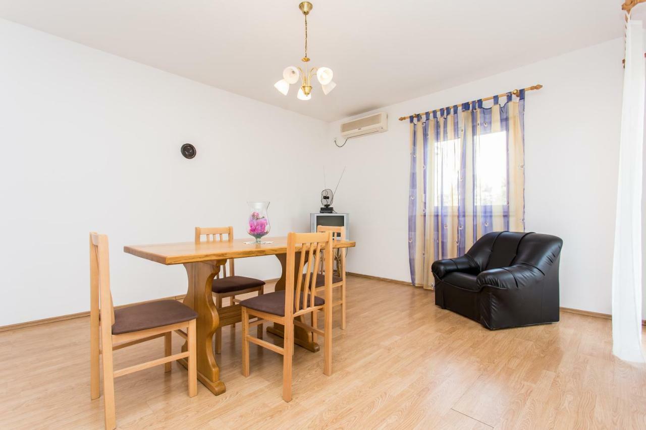 Apartman Justinic Šilo Buitenkant foto